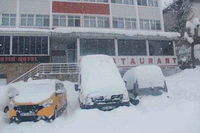 Kentte baz ilelerde kar kalnl 2 metreye, Ovack ilesinde ise 3 metreye yaklat. Youn kar yann hayat olumsuz etkiledii Ovack'ta, bir ok ev ve okulunda aralarnda bulunduu binalarda neredeyse grnmez hale geldi.