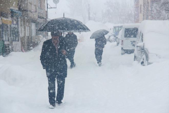 Evlerinin nlerinde kreklerle karlarn arasndan yol aan vatandalar, uzun yllar sonra ilk defa byle bir k mevsiminin yaandn dile getirdi.