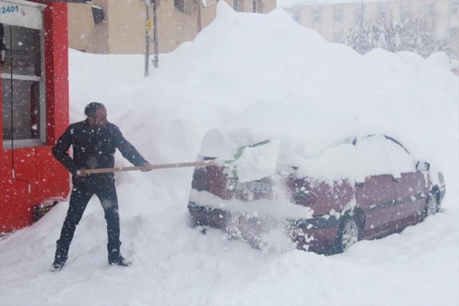 Youn ya ve souklardan ikayet eden Fatma Sayan ise, &#8220;Bu yl k ok zor geiyor.  metreye yakn kar yad. Souk olduu iin dar kamyoruz&#8221; ifadelerini kulland.