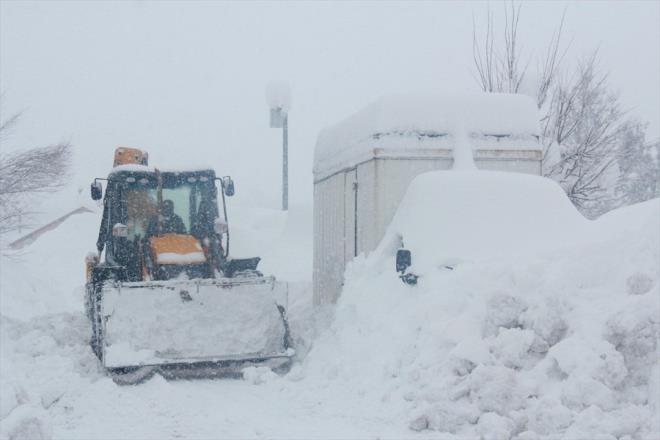 Evi kardan kaybolan Nuri Srgn, &#8220;K ok zor. ok sknt yayoruz. Evimiz tek katl. br taraftaki balkonumuz kar altnda kald. Balkonlardan kar ata ata bktk. Bacalarmz kardan yklmak zere. artlar ok ar&#8221; dedi.