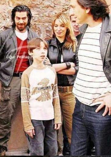 stanbul Kltr niversitesi'nde eitim gren Bay, 1.80 boyunca 70 kilo arlndadr. Vcut gelitiren oyuncu akallarla Dans'ta yardmc oyuncu rolnde de oynad.