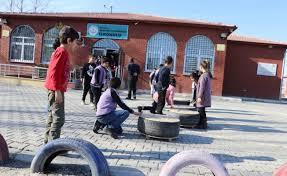 "Dilsiz dostlarmz diye isimlendirdiimiz sokak hayvanlar mez diye dnmeyelim. Hi de yle deil. Bilim insanlar kedilerin 6 saat, kpeklerin de 10 saat a ve susuz kaldnda ldklerini sylyor. Dolaysyla bu souk havalarda kedi, kpek sokak hayvanlarn da dnmemiz lazm. Bugn burada Doa Koruma ve Milli Parklar Mdrlmzn de desteini alan rencilerimizin atk lastiklerden yaptklar kedi evlerini parklara brakyoruz. Emei geen ocuklarmz kutluyorum."
