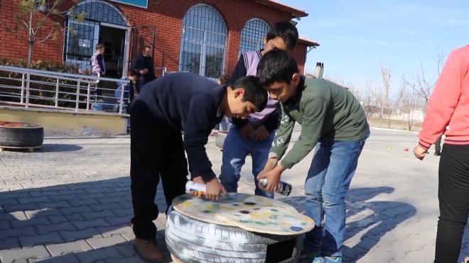 Okulun retmenlerinden ve proje sorumlusu zkan Oan da hayata geirdikleri proje kapsamnda yaptklar kedi evleriyle kn kedilere barnak salamak istediklerini syledi.