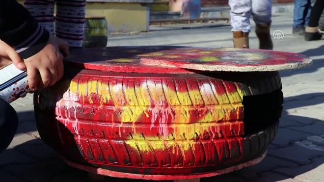 Idr Valiliinin desteiyle yrttkleri projeyle lke genelinde balatlan "sfr atk" projesine de destek verdiklerini anlatan Oan, "Bu kapsamda atk durumdaki lastikleri, atk ahaplar da monte ederek kedi evine dntrdk. Bu proje sayesinde sokak kedileri kn meyecek. Burada emei geen rencilerimize teekkr ediyorum" diye konutu.