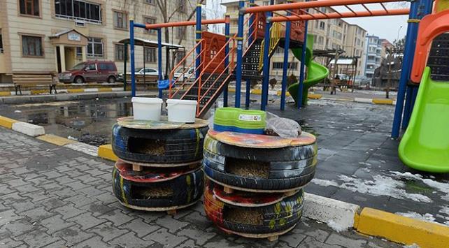 Idr'da Melekli ehit Er Aytekin Arslan lkokulu rencileri, kediler bata olmak zere sokak hayvanlarnn souk k gnlerinde barnmalarna katk salamak iin Idr Valiliinin de desteiyle harekete geti.    Minik renciler, Idr Doa Koruma ve Milli Parklar Mdrlnn katklar ile temin edilen atk ara lastiklerinden kedi evleri yapt.    retmenlerin de yardmyla renciler tarafndan eitli renklerde boyanan ve ilerine ot ve saman konulan kedi evleri, kent merkezindeki park ve okul bahelerine brakld.    Kedi evlerinin renciler ve retmenlerce uygun alanlara yerletirilmesine Idr Valisi Enver nl de elik etti.