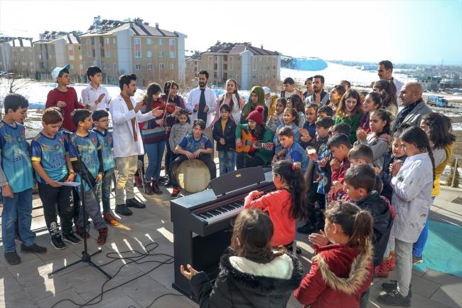 Kursiyer ocuklar da mzik kursunda aldklar eitim sonras sokaklarda arkadalar iin konser verdiklerini ifade ederek, burada vatana ve millete hayrl bir insan olmay rendiklerini dile getirdi.    Hayallerini merkez sayesinde gerekletirdiini anlatan ocuklar, "Sokakta konser veriyoruz. Herkes toplanyor ve ok gzel oluyor. Daha nce bu konuda zgr deildik. imdi bir huzur ortam var ve herkes istedii gibi hareket edebiliyor. Artk kimse bize karmyor" eklinde konutu.    Gitaryla mahallenin neesi haline gelen Songl Beyhan da "Hayatmz artk daha ok sosyalleti. Sokaklarda keman alarak kendimizi kantlamaya alyoruz. ok gzel tepkiler alyoruz. Zamanmz dolu dolu geiyor. Sokaklarda mzik sesleri eksik olmuyor. ok mutluyuz" dedi.    Mahalle sakinleri de evrelerindeki olumlu deiimden dolay mutlu olduunu dile getirdi.