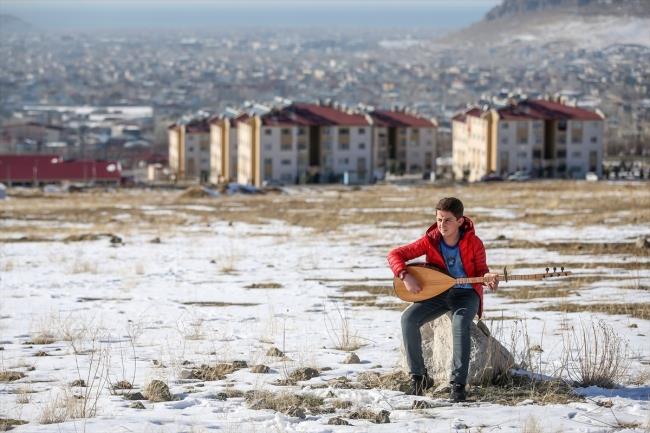 Amalarnn ocuklar toplumsal hayata kazandrmak olduunu ifade eden elik, "Burada ocuklarmza sadece sanat, mzik retmiyoruz, ayn zamanda toplumsal deerleri reterek onlara vatan ve milletine kar sorumluluk vermeye alyoruz. ok olumlu tepkiler alyoruz. Gelecekte bu ocuklarn her biri balama, piyano alacak ya da mhendis, retmen olacaklar" dedi.elik, daha nce hi keman ve piyano grmemi ocuklarn imdi sokaklarda konser verdiini belirterek, unlar aktard: