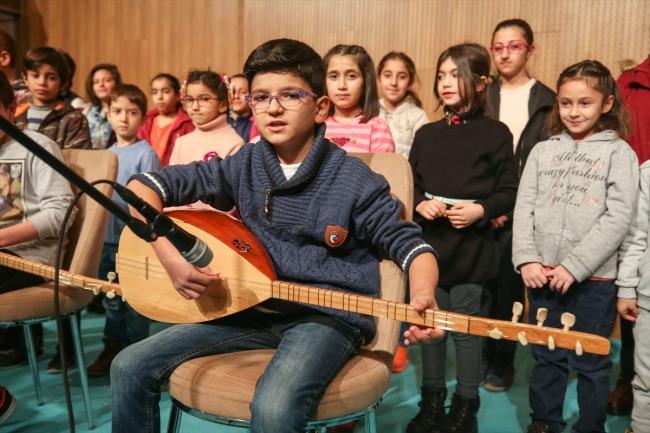 "Greve ilk baladmzda belediyecilik hizmetlerinin sadece yol, kaldrm ve evreyi temizlemek olmadn ve ocuklara, insanlara dokunmann daha anlaml olduunu dndk. Engelli kesimden tutun da kadnlar, yallar ve buradaki bu minik yreklere kadar birok kesimin elimizden geldiince yreklerine dokunmaya altk. Gnl belediyecilii yapmaya altk. Gnllere dokunarak devletimizin efkatini, gler yzn ve merhametini ocuklarn anlamalarn salamaya alyoruz. imdi hepsi bayran, milletini, devletini seven ocuklar olarak yetiiyorlar."    Merkezde grevli keman retmeni, ilk olarak ocuklara z gven aladklarn belirterek, "ocuklar artk sanatla i ie olmaya balad. Onlara bunu kazandrdmz iin hem biz hem aileler ok mutluyuz. Buralarda sokaklar artk sanat kokuyor" diye konutu.