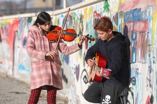 facebookta payla          Kltr Sanat  Van sokaklarnda mzik sesi  15 Ocak 2019 Sal 20:57 - Son Gncelleme 15 Ocak 2019 Sal 23:38  Van'n pekyolu ilesinde grevlendirme yaplan belediyenin yrtt almalar sonucu sanatla buluan ocuklarn ald mzik aletlerinin sesi, sokaklarda yanklanyor.      Van'da pekyolu ilesi Bostanii Mahallesi'nde nceden "eitim veriliyor" bahanesiyle ocuklarn yanl ynlendirildii Berivan Kltr ve Sanat Merkezi, grevlendirme yaplan belediye tarafndan amacna uygun hale getirildi.    Merkezdeki balama, bilgisayar, cam resim, ebru, geri dnm, ngilizce, keman, tezhip, gitar, mina, muarrak, piyano, resim, robotik kodlama, seramik kurslarnda bin 500 ocuk ve yetikine eitimler veriliyor.    ocuklarn sanatla buluturulduu mahallede, sokaklar onlarn seslendirdii birbirinden gzel trklerle enleniyor.        "Bayran, milletini, devletini seven ocuklar olarak yetiiyorlar"    pekyolu Belediyesi Kltr ve Sosyal ler Mdr Zekeriya elik, greve geldikleri ilk gnden itibaren ocuk ve kadnlarn gnllerine dokunmak iin alma yrttklerini syledi.    ocuklara ynelik daha nce sosyal ve kltrel frsatlar sunulmadn, onlarn da vakitlerini genellikle sokaklarda geirdiini ifade eden elik, grevlendirmenin ardndan yeniden dizayn edilen merkezdeki 60 kurstan imdiye kadar yaklak 5 bin ocuk ve kadnn faydalandn kaydetti.