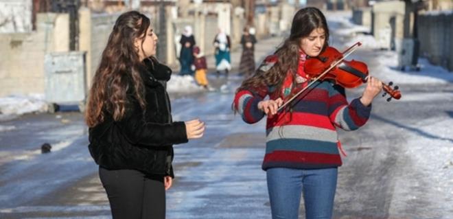 Van'da pekyolu ilesi Bostanii Mahallesi'nde nceden "eitim veriliyor" bahanesiyle ocuklarn yanl ynlendirildii Berivan Kltr ve Sanat Merkezi, grevlendirme yaplan belediye tarafndan amacna uygun hale getirildi.    Merkezdeki balama, bilgisayar, cam resim, ebru, geri dnm, ngilizce, keman, tezhip, gitar, mina, muarrak, piyano, resim, robotik kodlama, seramik kurslarnda bin 500 ocuk ve yetikine eitimler veriliyor.    ocuklarn sanatla buluturulduu mahallede, sokaklar onlarn seslendirdii birbirinden gzel trklerle enleniyor.