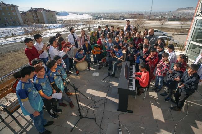 "Bu kurslar bizim iin ok nemli"    pekyolu Kaymakam ve Belediye Bakan Vekili Cemil ztrk de belediyenin balatt spor, sanat, meslek ve eitim kurslarnn dnem sonu etkinliinde yapt konumada, eitime verdikleri neme deinerek, "Salkl bir gelecein Van'da inas, toplumsal dnmn salkl olmas iin bu kurslara ihtiya var. ocuklarmz ve genlerimizin brakn terrn iinde, kysnda olmamas lazm. Bu kurslar bizim iin ok nemlidir. Bostanii'ndeki bir ocuumuz ta atacana, terr greceine, atmz kurslarda balama, keman, piyano, bilgisayar rendi. Olmas gereken yerde, zamann doru kulland" ifadelerini kulland.