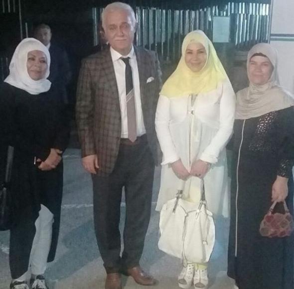 * O sreci yaayan insanlara Allah ifa versin. Bir de sanatsn. San dklyor, kan dklyor&#8230; 3 yl iinde her eyim gitti. Avucumun ii gibi oldu yzm. Ryamda koltuk altmdan bir eylerin  tane bcek eklinde kp gittiini grdm.