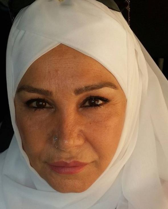 * Ben bir rahatszlk geirdim. Bir takm insanlar da vesile oldu. Ben douluyum. Bizim yrede herkes dindardr. Sanat olduum iin yllarca beni konumadlar. Airet kzym zaten.