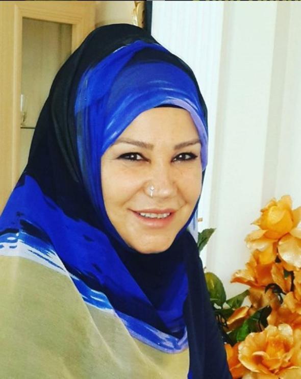 * nce devlet hastanesine gittim, sonra zel bir hastaneye gittim. Patoloji yapld. &#8216;Evet hastasn, sen kansersin&#8217; dediler. Bir anda sylyorlar ki o oku atlatabilesin. Kendimi yerlere attm. Sonra &#8216;Gler sen gl bir insansn&#8217; dedim. Biz banda yakaladk ok kr ki&#8230; Kemoterapiler, radyoterapiler&#8230; En zorlandm kemoterapiydi. Sslenip, pslenip gidiyordum hastaneye. Herkes bana ne kadar neelisiniz diyordu. Kendi kendimi motive ederek, gl durarak en nemlisi de Allah&#8217;a snarak atlattm.