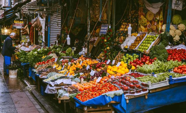 Alveri zamannz ok iyi ayarlamalsnz  Ekonominizi sarsmamak iin pazar alveriine akam saatlerine doru kn. Bu vakitlerde pazarclar fiyatlar bir nebze olsa da aa ekerler. Ancak ok ge saatlere de brakmamalsnz. nk akam saatlerinde taze meyve ve sebze bulma olaslnz sabah saatlerine gre daha dktr.