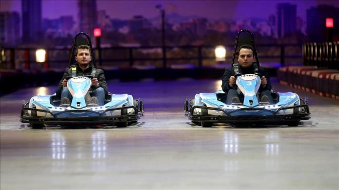 Temaparkn 1 milyon 400 bin metrekarelik alanyla Avrupa'nn en byk tesisi olma zelliini tadnn altn izen Uzan, 130 bin metrekarelik kapal alan sayesinde Ankara'nn k turizmine byk lde katk sunacaklarn kaydetti.    Uzan, szlerini yle srdrd:    " Ankara'nn hava artlarna uygun stmal byk oyuncak adrlar yaptk.Yani 12 ay hizmet verecek bir alt yap hazr. Buradaki ortam scakl 22-23 derecedir. Avrupa'nn en byk temaparknda byk boy oyuncak says 5'i gemezken, biz de 28. Orta boy oyuncak says onlarda 5'i gemiyorken bizim 180, toplam oyuncak says 90 iken bizim 2 bin 117 adettir. Ayrca 6 doktor ve 2 hemireden oluan byk bir salk kurumumuz ve 4 aralk konvoydan oluan itfaiye ekibimiz bulunmaktadr."