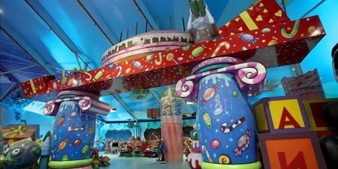 Avrupa'nn en byk temapark olma zelliini tayan Ankapark'n kaplarnn ilkbaharda alaca bildirildi.     Ankapark letmeleri Genel Mdr Cem Uzan, AA muhabirine yapt aklamada, Ankara Bykehir Belediyesince yaplan Ankapark iin dzenlenen ihaleyi kazanan 3 Trk ve bir inli firmann 29 yl iletme hakkna sahip olduunu hatrlatt.    Temaparkn alt yap ve baz rn eksikliklerinin giderilmesi iin uratklarn anlatan Uzan, "Ankapark'n aln ilkbaharda yapmay planlyoruz. Gecikeceimizi dnmyorum." dedi.    Gvenlik testinden geemeyen oyuncaklar almayacak