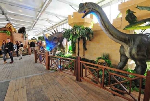 Uzan, Ankapark giri cretinin 25 lira olacan bildirerek, "Oyuncaklarn bini fiyatlar 4, 5, 6, 8 ve 15 lira olacak. Bu, oyuncaklarn byklne bal olarak deiiyor. Ankara'nn rayi fiyatlar dnda herhangi bir fiyatlandrma yapmadk. 25 lira olan giri bedelinin 5 lirasn parka giri, 20 lirasn da oyuncak bedeli olarak alyoruz. ocuklar oyuncak oynadklar zaman kredilerinden 20 liray tketecekler." deerlendirmesinde bulundu.