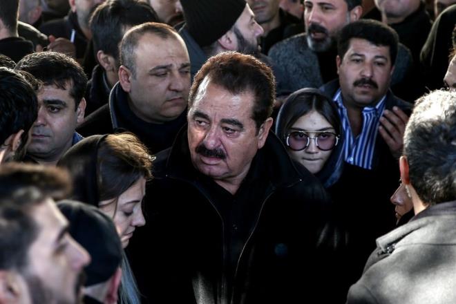 Tedavi grd hastanede vefat eden sanat brahim Tatlses'in annesi Leyla Tatl Zincirlikuyu Camii'nde klnan cenaze namaznn ardndan son yolculuuna uurland. Cenaze namazna katlan brahim Tatlses gzyalarna hakim olamad.