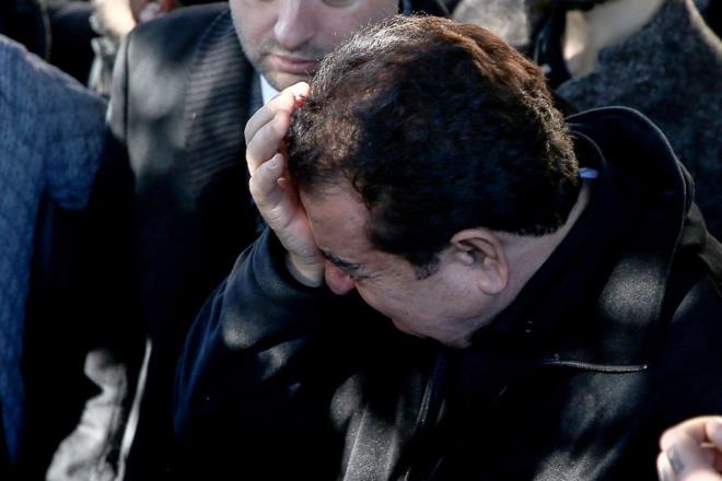 brahim Tatlses'in oklu organ yetmezlii nedeniyle vefat eden annesi Leyla Tatl iin cenaze treni dzenlendi. Tatlses; Glben Ergen, Hlya Avar, Orhan Gencebay gibi nl isimlerin katld cenazede gzyalarna hakim olamad.