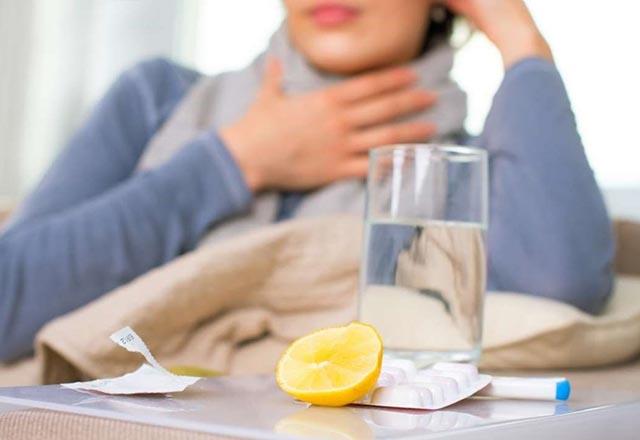 Limon <br>    Limon ise gl bir C vitamini kayna ayn zamanda doal bir antibiyotiktir. erdii sitrik asit ile boazn alkalize olmasna yardmc olur.