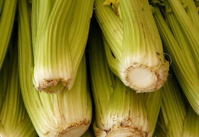 Kerevizi i tketin   <br>  Salkl sebzeler arasnda bulunan kereviz i tketildiinde, boaz arlarnn giderilmesinde byk katk saalr. Sert bir sebze olduu iin rendeleyebilir ve zerine bol limon skarak tketebilirsiniz. Kerevizin yzde 75'i su, yzde 25'i liftir, bu yzden olduka alkalize edici zelliktedir. Dzenli olarak tketirseniz boaz hastalklarna yakalanma riskini drr.