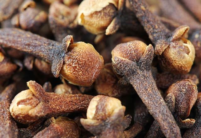 Karanfil ineyin    <br>Boaz arsn hafifletmek iin birka adet karanfili gn iinde mutlaka ineyin. Bu noktada karanfillerin taze olmasna dikkat edin. Bunun dnda sk sk su imeyi ihmal etmeyin.