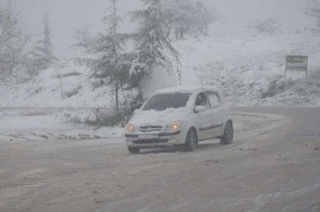 MUTLAKA KI LAST KULLANILMALI  nsanlar arasnda drt mevsim lastii olarak adlandrlan, aralarmzda standart olarak gelen lastikler 7 derece ve zerinde maksimum tutunmay salayabilirler. Scaklk 7 derecenin altna dtnde bu lastiklerin tutunma problemi balar ve fren mesafesiniz uzar. Bu nedenle k mevsiminde mutlaka k lastii kullanlmaldr.    GVENL SR N LK KURAL KI LAST