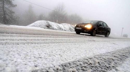 KNC VTESTE KALKABLRSNZ  Karl zeminlerde n lastiklere fazla g vermek patinaja sebep olabilir. Bu nedenle arac ikinci vitese alp, gaz ve debriyaj hareketlerini ok yava uygulayarak sorunsuz bir kalka imza atabilirsiniz. Bu imkana sahip olmayan otomatik vites aralardaysa gaz pedalna ok yava, kademeli olarak baslmas yeterli olacaktr.