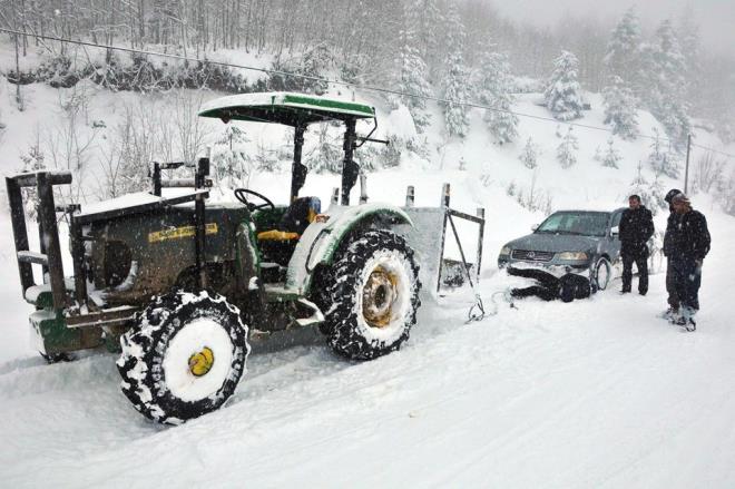 Arac mmknse ikinci vitese alp, apraz ekilde ne ve arkaya doru manevra denemeleri yaplabilir. Fakat 4-5 denemeden sonra ara yerinden hi hareket etmemise daha fazla zorlamamak gerekir. Aksi takdirde hem araca zarar verilir, hem de aracn sapland yerden k sresi uzar. Bu nedenle fazla srar etmeden ekici yardm almak en iyi yntemdir.
