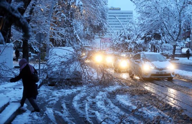 MMKN OLDUUNCA ERT DETRMEYN  Karl zeminlerde ve gizli buzlanmann olduu blgelerde mmkn olduunda az hareket edilmeli, gereksiz erit deiimlerinden kanlmaldr. nk yaplacak ani ve sert direksiyon hareketlerinden dolay aracn her an arlk transferi bozulabilir, nden veya arkadan kaymalar yaanabilir. Direksiyon hareketlerinin ok yumuak olmas, dier srclerin hatalarndan etkilenilmemesi iin takip mesafesinin de artrlmas iyi bir zm olacaktr.