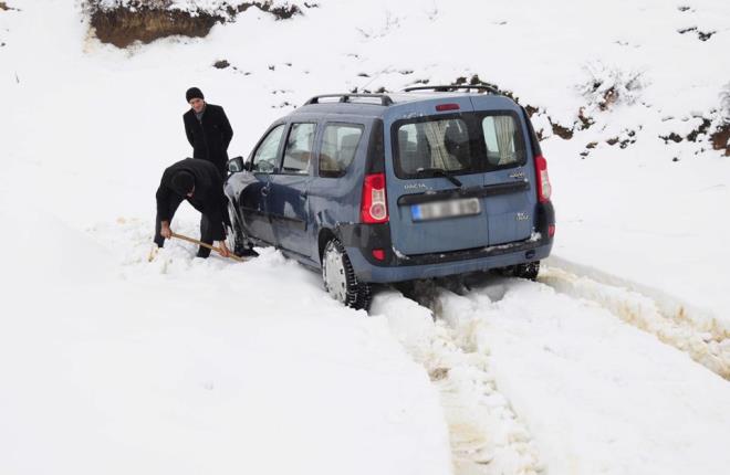KARA SAPLANAN LASTE DKKAT  Aracnz bir veya birden fazla lastii kara saplanrsa yaplacak ok az ey vardr. ok fazla gaz vermek arac sapland yerden karmaz, aksine baa dnen lastik dt ukuru derinletirir.