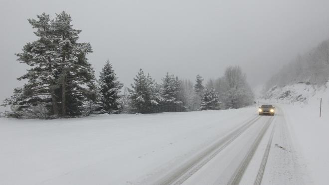 AN GAZ, FREN VE VTES HAREKETLER YAPMAYIN  Tutunmann zor olduu karl zeminlerde ara kullanan srcler ani gaz ve fren hareketlerinden uzak durmaldrlar. Yaplacak her ani veya sert hareket, patinaj ve kayma problemi ortaya kacaktr. Gaz ve fren pedallar ok yumuak kullanlmaldr.