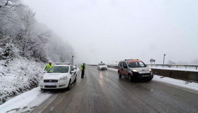 GZL BUZLANMA TEHLKES  Eriyen kar suyunun bulunduu yerler, kpr stleri, viyadkler ve youn rzgar alan zeminler gizli buzlanma asndan byk risk oluturur. Bu blgelere yaklarken hznz yar yarya drn, takip mesafenizi iki katna karn. Ara iinde telefon, mzik sistemi gibi dikkat datacak ekipmanlarla uramayn, reflekslerinizi hazr tutun.
