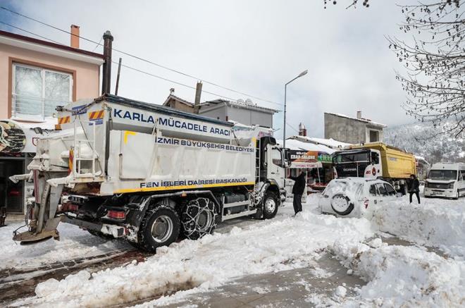 zmir Bykehir Belediyesi ekipleri kar kreme almas yapt.