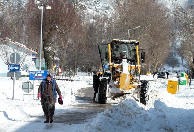 demi ilesinin Glck Mahallesi'nde kar nedeniyle yollar kapand.