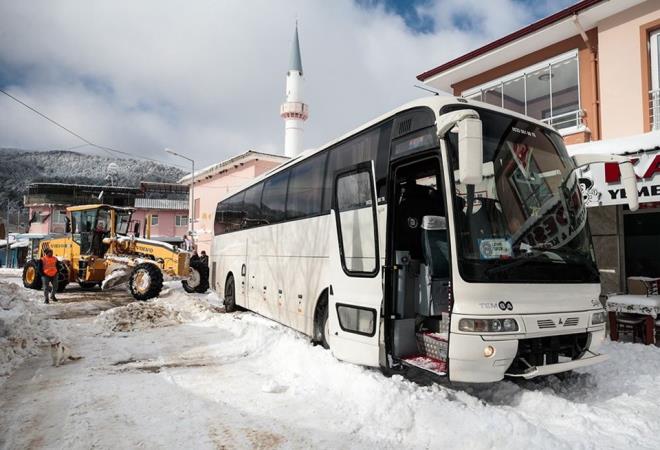 Gn birlik turla mahalleye gelen zmirlilerin otobs kara sapland. Belediye ekiplerinin almasyla otobs olduu yerden kurtarld.