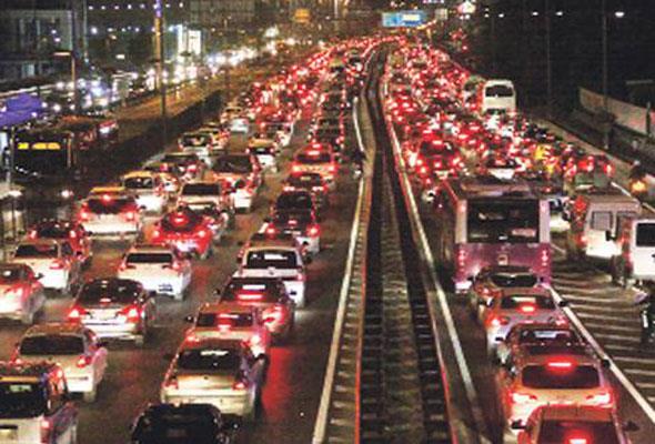 Trafik endeksi i�in evle i� ya da okul aras�nda ge�en seyahat s�resi ki�ilerle yap�lan anketler dikkate al�narak hesaplan�yor. �stanbul i�in 'tek y�n' ortalama s�re 52 dakika olarak belirlendi ve 11. s�rada yer ald�. 2018'de 57 dakika ile en fazla zaman�n kaybedildi�i 7. �ehir olmu�tu