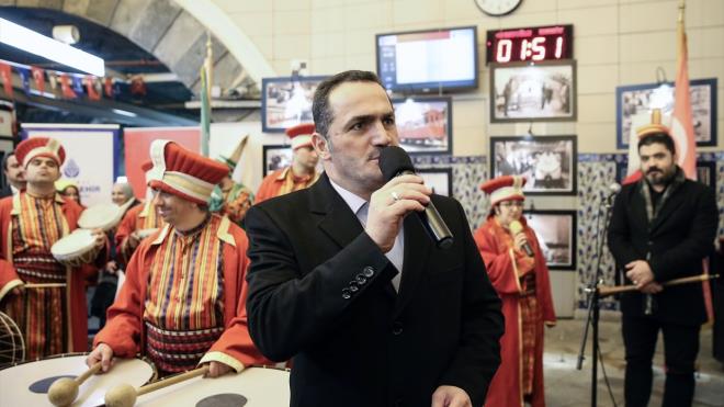 T�rene kat�lan AK Parti Beyo�lu Belediye Ba�kan Aday� Ali Haydar Y�ld�z konu�ma yapt�.  AK Parti Beyo�lu Belediye Ba�kan Aday� Haydar Ali Y�ld�z ise �stanbul`un tarihi bir �ehir oldu�unu belirterek, "�stanbul �ansl� bir �ehir. ��nk� bu �lkede ba�bakanl�k yapm��, ula��mda ula�t�rma bakanl��� yapm�� ve destanlar yazan �u anki Meclis Ba�kan�m�z Binali Y�ld�r�m, �stanbul`da AK Parti`nin b�y�k�ehir belediye ba�kan aday�. O bak�mdan ula��mda �aha kalkacak bir �stanbul`un m�jdesini �imdiden verebiliriz, kutlu olsun." dedi.