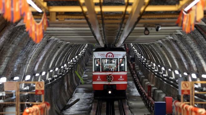 Kurulu� y�l d�n�m� dolay�s�yla Karak�y-Beyo�lu hatt�nda kullan�lan mini metro da s�slenerek, �n taraf�na "T�nel 144 ya��nda" yaz�ld�.