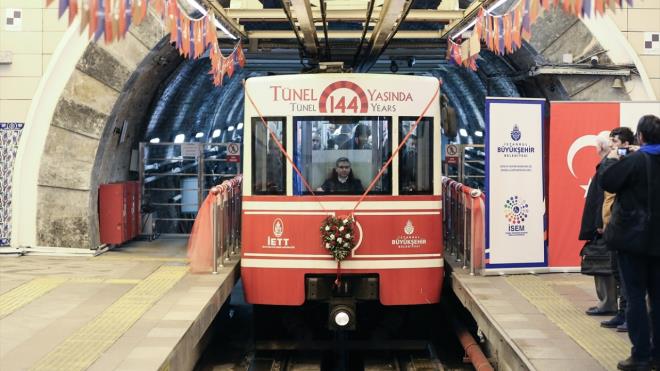 �ETT y�neticileri ve vatanda�lar�n kat�ld��� t�rende, t�nelin ge�mi�ini anlatan ve ay sonuna kadar g�r�lebilecek serginin a��l��� yap�ld�.