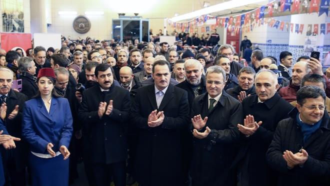 T�rende ayr�ca y�l d�n�m� an�s�na haz�rlanan nostaljik tebrik kartlar� da��t�ld� ve salep ikram�nda bulunuldu.