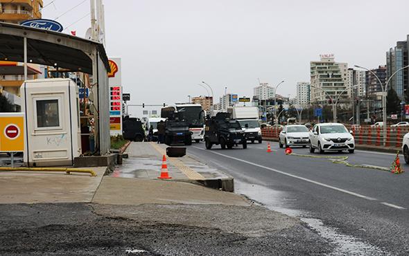 DYARBAKIR merkez Balar ilesi Baclar Mahallesi Otogar Terminali karsnda meydana gelen ilgin olayda; edinilen bilgilere gre, yolun sa tarafnda kaldrm zerine braklan kahverengi antayla ilgili ihbar zerine olay yerine ok sayda polis ve bomba imha uzmanlar sevk edildi.