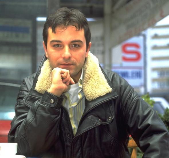 Bug�n ba�rol oynayan adam kendini imparator san�yor. Bug�n�n yar�n� da var bunu unutmay�n. Bizim filmlerimizde duygu vard�, samimiyet vard�.    Bana neden rol vermiyorlar biliyor musunuz? Bizi g�r�nce utan�yor prod�kt�rler. Bizi g�r�nce ge�mi�lerini hat�rl�yorlar. San�yorlar ki biz onlar� g�r�nce ‘bu eskiden �ayc�yd�, �of�rd�’ diyece�iz ama ben onlara helal olsun derim. Sonu�ta bu seviyelere gelmi�ler.