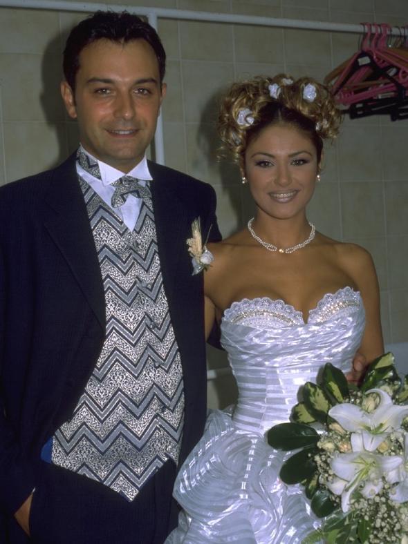 EVL�L���M 6 AYDA B�TT�  Benim Esra Balamir ile evlili�im Galatasaray Adas�’nda oldu. Say�n Cumhurba�kan�m�z Recep Tayyip Erdo�an da gelmi�ti. O zaman belediye ba�kan�yd�. Ben u�urlad�m. ‘Ba�kan�m �ok te�ekk�r ederim’ dedim. Giderken bana ‘bu evlilik 6 ay s�rer’ demi�ti. Dedi�i oldu evlili�im tam 6 ayda bitti. (G�l�yor)