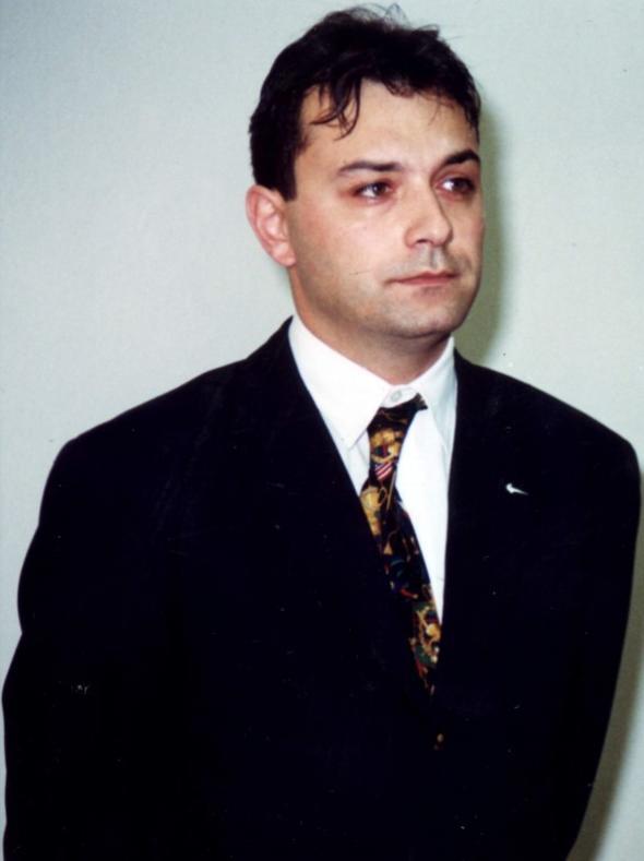 'K�van� Tatl�tu� benim �n�mde ceketini ilikliyor!'  35 y�ld�r oyuncuyum ay�pt�r bu. Ge�en �ok �nemli bir prod�kt�re denk geldim Ortak�y’de ‘Hop! adam da oldun �of�r m� tuttun?’ dedim. ‘Bana bak! K�van� Tatl�tu� benim �n�mde ceketini ilikliyor’ dedi. Ben de ona haddini bildiren c�mleleri s�ralad�m.