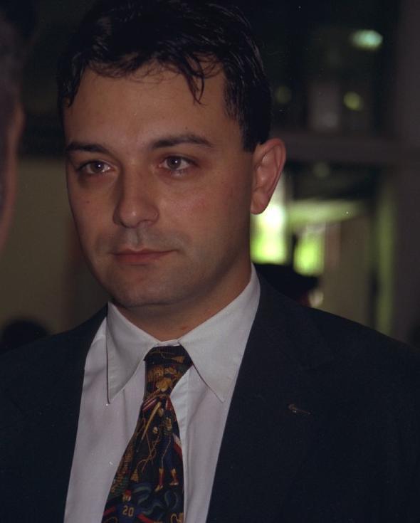 Belki ge�mi�te yapt���m bir hata ama bilmiyorum. �imdi hata yapan adam ertesi g�n yine sette. Ne sab�kam var ne bir �eyim… Ben d�r�st oldum. Hatam� yapt�m, bunu kabul ettim. �zr�m� de diledim.    �nsanlar hata yapabilir, ben kimseyi yarg�lamam. Ama ay�pt�r. Konu�mas�n� bilmeyen insanlar rol al�yorlar. Bir g�zel k�z bul, yak���kl� adam… Etraf�na da tiyatrocular� doldur, olay bitti.