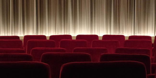 Bilet herhangi bir �r�n ile birle�tirilmeyecek    �lk seans, ��renci halk g�n� gibi gelenekselle�mi� indirimler ile okullara, meslek gruplar�na, belirli ya��n �zerindeki ki�ilere yap�lacak benzeri indirimler, i�letmeciler ile filmin yap�mc�s� ve varsa da��t�mc�s� aras�nda yap�lacak s�zle�melerle belirlenebilecek. Ancak sinema salonu i�letmecileri, filmin yap�mc�s� ve varsa da��t�mc�s�yla yap�lacak s�zle�me ile belirlenecek indirimli bilet fiyatland�rmalar� hari� olmak �zere, sinema biletini i�eren abonelik, promosyon, kampanya ve toplu sat�� faaliyetleri ger�ekle�tiremeyecek.    Sinema salon i�letmecileri, sinema filmi bileti ile ba�ka bir �r�n�n sat���n� ayn� anda yapamayacak. Bilet ile m�s�r veya baska bir urun birle�tirilerek sat�lamayacak.