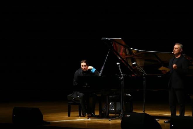 Konserde ayr�ca, sunucu Yekta Kopan ve Faz�l Say Truva Sonat� �zerine �zel bir s�yle�i de ger�ekle�tirdi. Faz�l Say, m�zikseverler i�in �nl� bestecilerin eserlerini de yorumlad�.