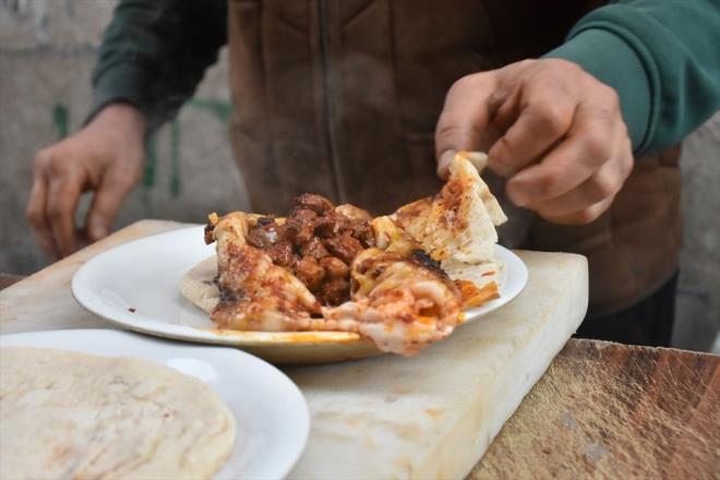 Kaplan, baz� m��terilerin yeterince bilinmeyen bu ci�eri g�rd�klerinde ne oldu�unu sorduklar�n� dile getirerek, baz� m��terilerin ise sabah kahvalt�s�nda dahi perde ci�eri yedi�ini aktard�.